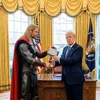 Donald Trump, primind ciocanul lui Thor, în loc de Premiul Nobel
