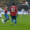 Faza la care Darius Olaru este tras de tricou de către Mihai Bordeianu Foto captura Prima Sport.jpeg