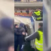 Dinamo - U Craiova. Ștefan Baiaram scuipă un fan la ieșirea de pe teren. Foto - captură Prima Sport (4).jpg