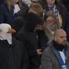 Liverpool - Brighton, un suporter al oaspeților care a purtat un cap de pescăruș. Capturi X (5).jpg