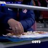 Un fan Atletico Madrid a făcut sandwich-uri la meciul cu Tottenham, 5-2 / foto: capturi video X/Sacha Pisani