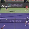 Gestul lui Arthur Rinderknech în meciul de dublu cu Tsitsipas/Djokovic. Foto: captură X/Tennis TV
