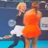 Tensiuni în finalului meciului dintre Katerina Siniakova și Camila Osorio de la Miami Open. Foto: captură X/@jsmove7