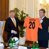 Mircea Lucescu și Rinat Ahmetov, președintele și patronul lui Shakhtar, alături de Viktor Yushchenko, președintele Ucrainei în 2009, când echipa a cucerit Cupa UEFA Fotografii: Imago
