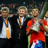 Mircea Lucescu și Rinat Ahmetov, patronul lui Shakhtar, alături de Darijo Srna, după cucerirea Cupei UEFA
