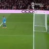 Fază similară cu cea a lui Pubill, petrecută în meciul Arsenal - Bayern, între Raya și Gabriel. Foto: TNT Sports 1