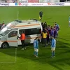 Accidentare gravă în meciul Voluntari - FC Bihor 2-1. Jucătorii au fost nevoiți să împingă ambulanța. Foto: Captură Prima Sport