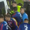 Accidentare gravă în meciul Voluntari - FC Bihor 2-1. Jucătorii au fost nevoiți să împingă ambulanța. Foto: Captură Prima Sport