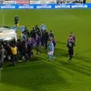 Accidentare gravă în meciul Voluntari - FC Bihor 2-1. Jucătorii au fost nevoiți să împingă ambulanța. Foto: Captură Prima Sport