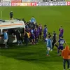 Accidentare gravă în meciul Voluntari - FC Bihor 2-1. Jucătorii au fost nevoiți să împingă ambulanța. Foto: Captură Prima Sport