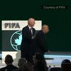 Gianni Infantino, între cei doi reprezentanți din Palestina și Israel. Foto: capturi video Reddit/soccer
