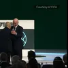 Gianni Infantino, între cei doi reprezentanți din Palestina și Israel. Foto: capturi video Reddit/soccer