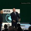 Gianni Infantino, între cei doi reprezentanți din Palestina și Israel. Foto: capturi video Reddit/soccer