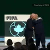 Gianni Infantino, între cei doi reprezentanți din Palestina și Israel. Foto: capturi video Reddit/soccer