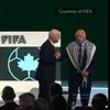 Gianni Infantino, între cei doi reprezentanți din Palestina și Israel. Foto: capturi video Reddit/soccer