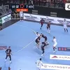 Uros Mitrovic (Vardar), fault brutal asupra lui Valentin Porte (Montpellier) într-un meci din EHF European League (FOTO: captură Eurosport)