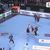 Uros Mitrovic (Vardar), fault brutal asupra lui Valentin Porte (Montpellier) într-un meci din EHF European League (FOTO: captură Eurosport)