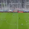 Rolele de hârtie aruncate la începutul meciului U Cluj - Rapid. Foto: Captură Prima Sport
