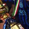Momentul în care jucătorii lui Inter au ridicat Cupa Italiei. Foto: „X”, @SerieA