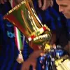 Momentul în care jucătorii lui Inter au ridicat Cupa Italiei. Foto: „X”, @SerieA
