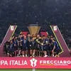 Momentul în care jucătorii lui Inter au ridicat Cupa Italiei. Foto: „X”, @SerieA
