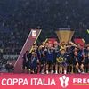 Momentul în care jucătorii lui Inter au ridicat Cupa Italiei. Foto: „X”, @SerieA