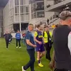 Momentul când Daniel Pancu sărută niște cruciulețe după Dinamo - CFR Cluj. Foto: captură Facebook/Orange Sport