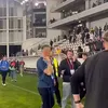 Momentul când Daniel Pancu sărută niște cruciulețe după Dinamo - CFR Cluj. Foto: captură Facebook/Orange Sport