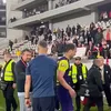 Momentul când Daniel Pancu sărută niște cruciulețe după Dinamo - CFR Cluj. Foto: captură Facebook/Orange Sport