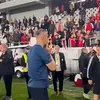 Momentul când Daniel Pancu sărută niște cruciulețe după Dinamo - CFR Cluj. Foto: captură Facebook/Orange Sport