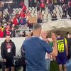 Momentul când Daniel Pancu sărută niște cruciulețe după Dinamo - CFR Cluj. Foto: captură Facebook/Orange Sport