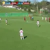 Golul norocos marcat în meciul Real Sireți - Oguzsport. Foto: captură X/@VStrutinski