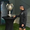 U Craiova a expus trofeul Cupei Romaniei la iesirea pe gazon inaintea meciului cu U Cluj Foto Raed Krishan - GOLAZO.ro .jpeg