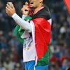 Assad Al-Hamlawi și Oleksandr Romanchuk, cu steagurile Palestinei și Ucrainei pe umeri, la bucuria Craiovei
