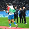 Assad Al-Hamlawi și Oleksandr Romanchuk, cu steagurile Palestinei și Ucrainei pe umeri, la bucuria Craiovei