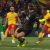 Momentul când ucraineanul Zabarnyi l-a salvat pe rusul Safonov la meciul cu Lens. Fotografii: capturi video