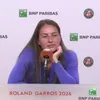 Marta Kostyuk le-a arătat jurnaliștilor o poză cu urmările atacului din Ucraina. Foto: captură YouTube / TennisActuTV
