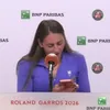 Marta Kostyuk le-a arătat jurnaliștilor o poză cu urmările atacului din Ucraina. Foto: captură YouTube / TennisActuTV