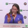 Marta Kostyuk le-a arătat jurnaliștilor o poză cu urmările atacului din Ucraina. Foto: captură YouTube / TennisActuTV
