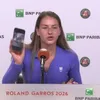 Marta Kostyuk le-a arătat jurnaliștilor o poză cu urmările atacului din Ucraina. Foto: captură YouTube / TennisActuTV