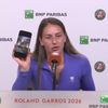 Marta Kostyuk le-a arătat jurnaliștilor o poză cu urmările atacului din Ucraina. Foto: captură YouTube / TennisActuTV