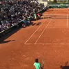 Momentul când Jakub Mensik s-a prăbușit pe teren în meciul cu Mariano Navone de la Roland Garros. Foto: captură X/@TNTSportsUS