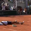 Momentul când Jakub Mensik s-a prăbușit pe teren în meciul cu Mariano Navone de la Roland Garros. Foto: captură X/@TNTSportsUS