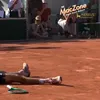 Momentul când Jakub Mensik s-a prăbușit pe teren în meciul cu Mariano Navone de la Roland Garros. Foto: captură X/@TNTSportsUS