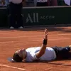 Momentul când Jakub Mensik s-a prăbușit pe teren în meciul cu Mariano Navone de la Roland Garros. Foto: captură X/@TNTSportsUS