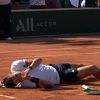 Momentul când Jakub Mensik s-a prăbușit pe teren în meciul cu Mariano Navone de la Roland Garros. Foto: captură X/@TNTSportsUS