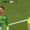 Momentul când Andrei Rațiu s-a așezat pe minge pentru ca jocul să fie oprit. Foto: captură Prima Sport