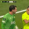 Momentul când Andrei Rațiu s-a așezat pe minge pentru ca jocul să fie oprit. Foto: captură Prima Sport