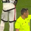 Momentul când Andrei Rațiu s-a așezat pe minge pentru ca jocul să fie oprit. Foto: captură Prima Sport