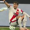 Momentul când Andrei Rațiu s-a așezat pe minge pentru ca jocul să fie oprit. Foto: captură Prima Sport